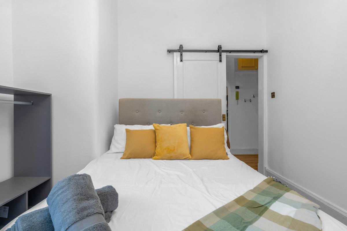 Tram | City Centre | Sleeps 3 | 2 Beds