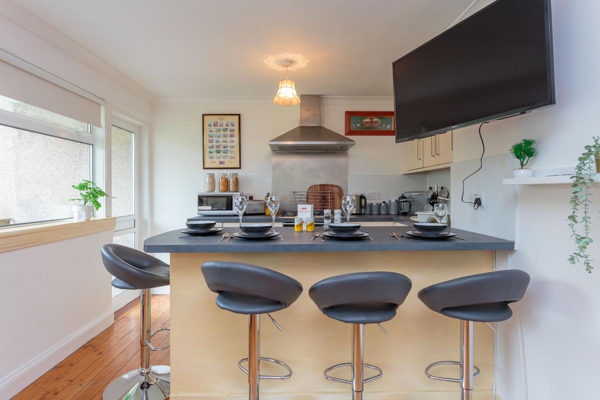 Free Parking | City Centre | 3 Bedrooms | 5 Guests