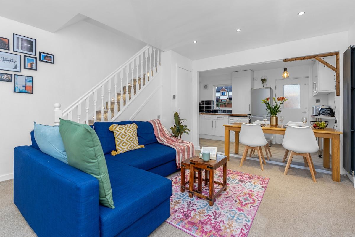 Free Parking | Central | Sleeps 5 | 2 Bedrooms