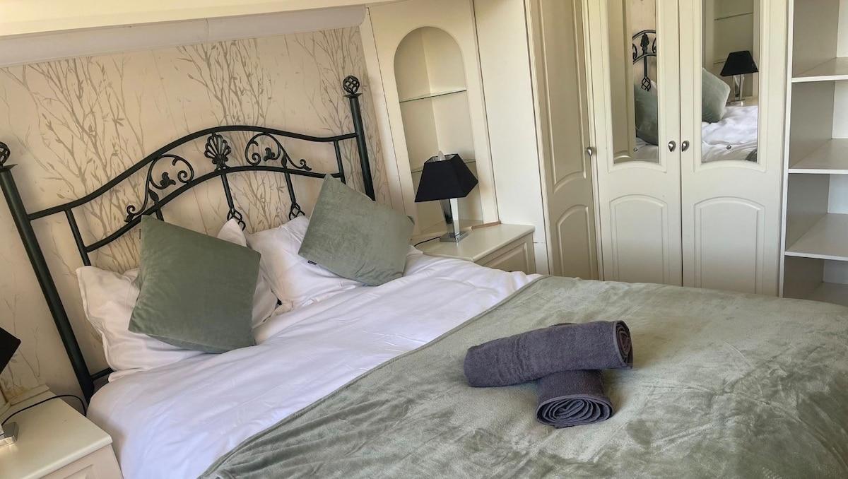 Free Parking | City Centre | Sleeps 6 | 3 Bedrooms