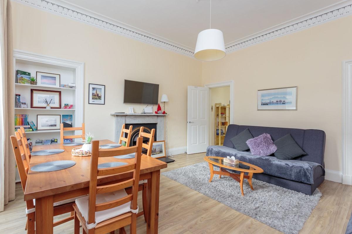 Free Parking | City Centre | Sleeps 6 | 2 Bedrooms4
