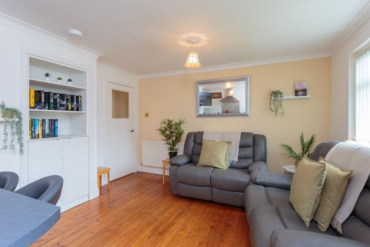Free Parking | City Centre | 3 Bedrooms | 5 Guests5