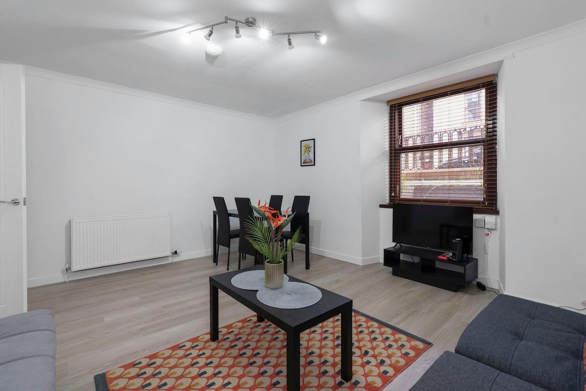 Free Parking | Sleeps 6 | Central | New Interior4