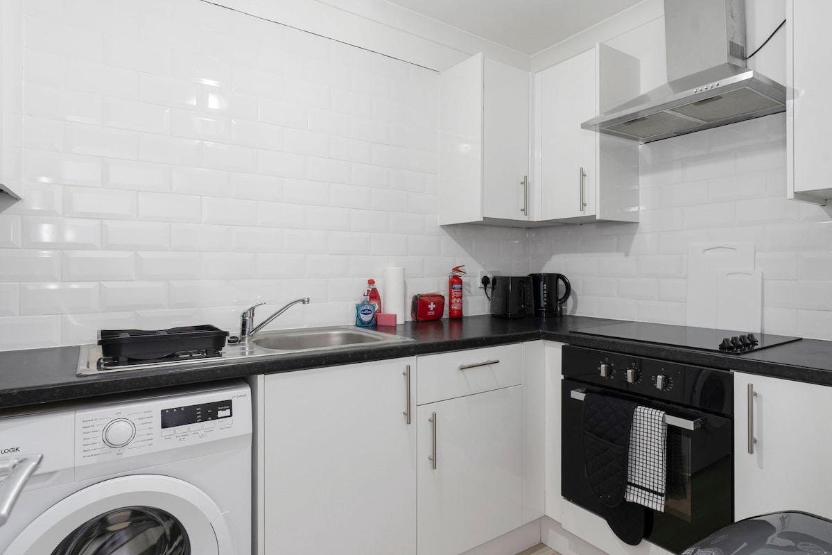 Free Parking | Sleeps 6 | Central | New Interior5