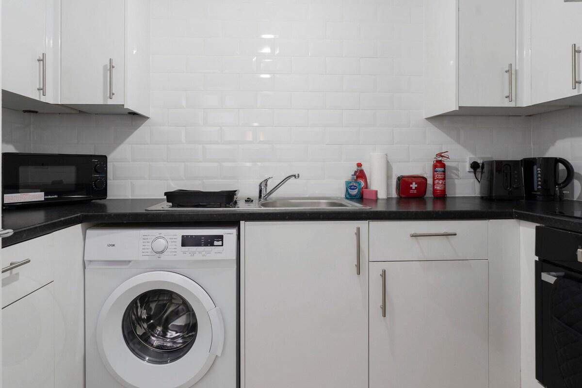 Free Parking | Sleeps 6 | Central | New Interior6