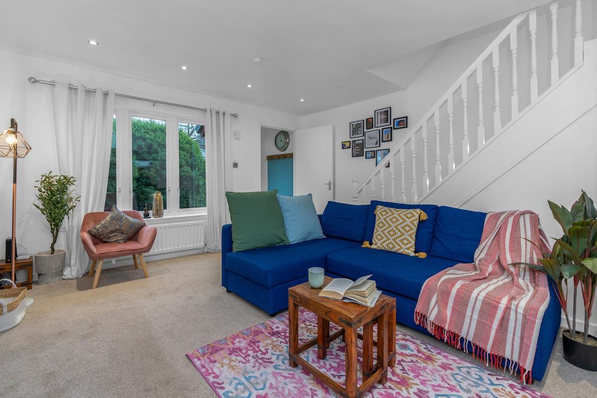 Free Parking | Central | Sleeps 5 | 2 Bedrooms3
