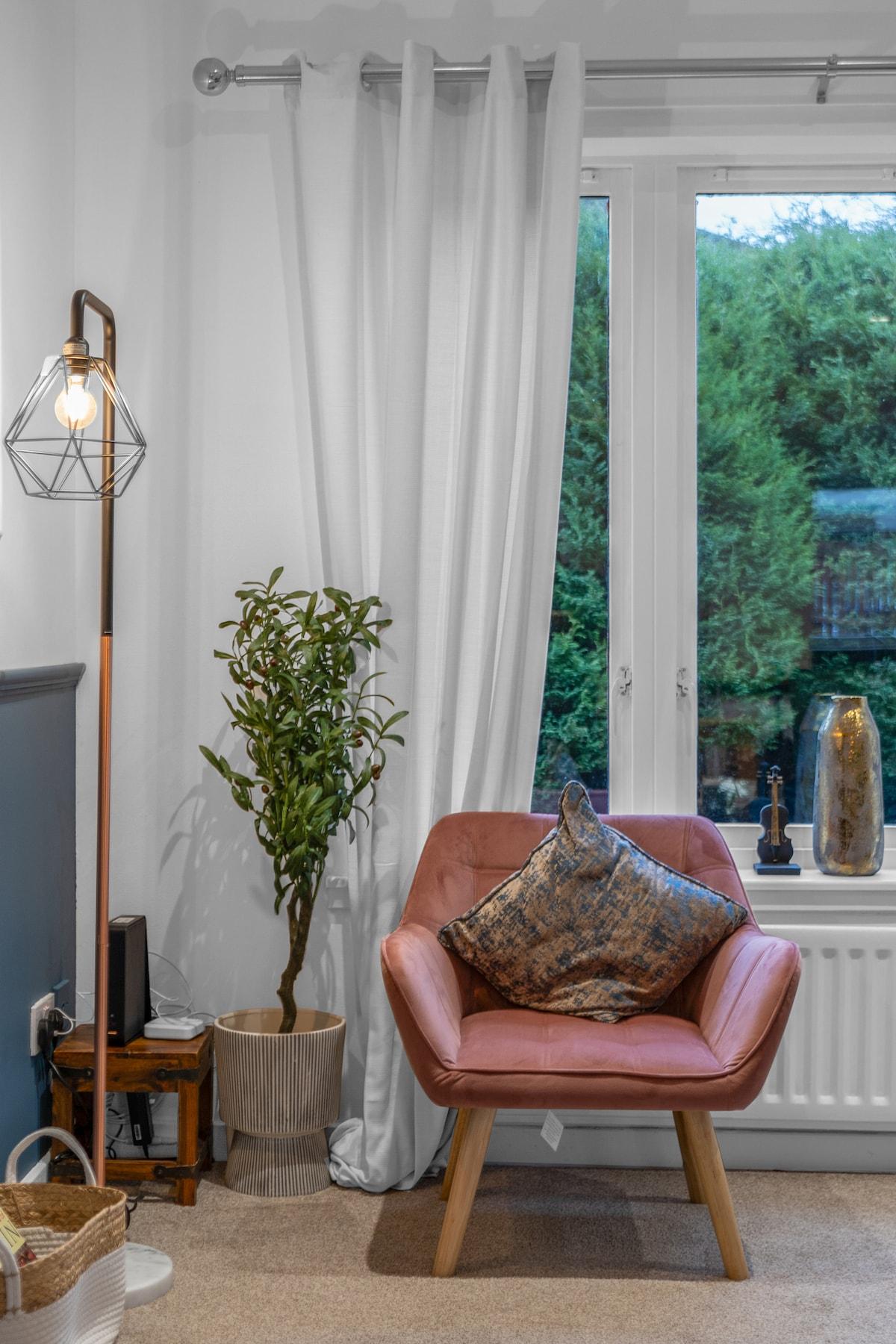Free Parking | Central | Sleeps 5 | 2 Bedrooms4
