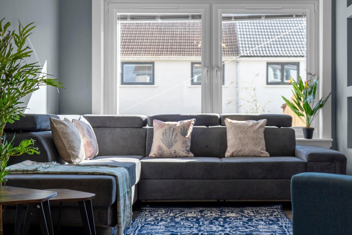Free Parking | Central | Sleeps 7 | 3 Bedrooms2