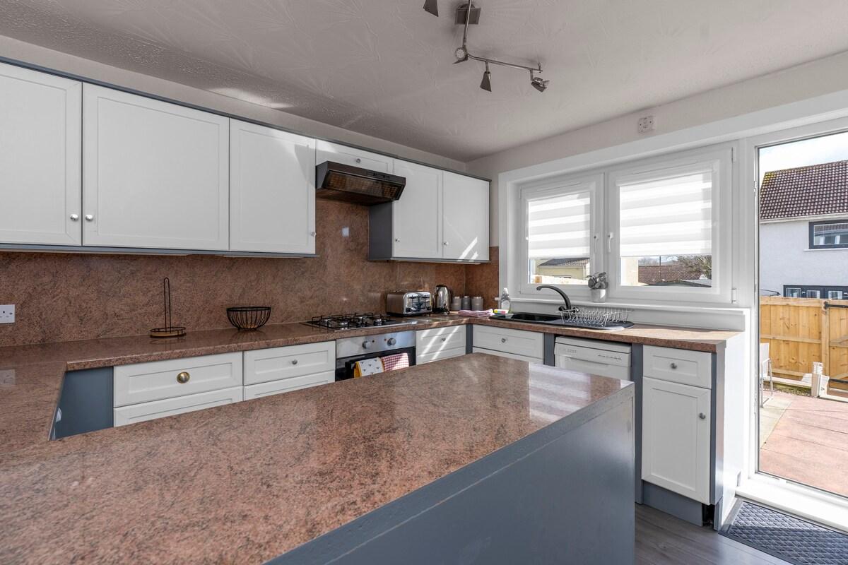 Free Parking | Central | Sleeps 7 | 3 Bedrooms6