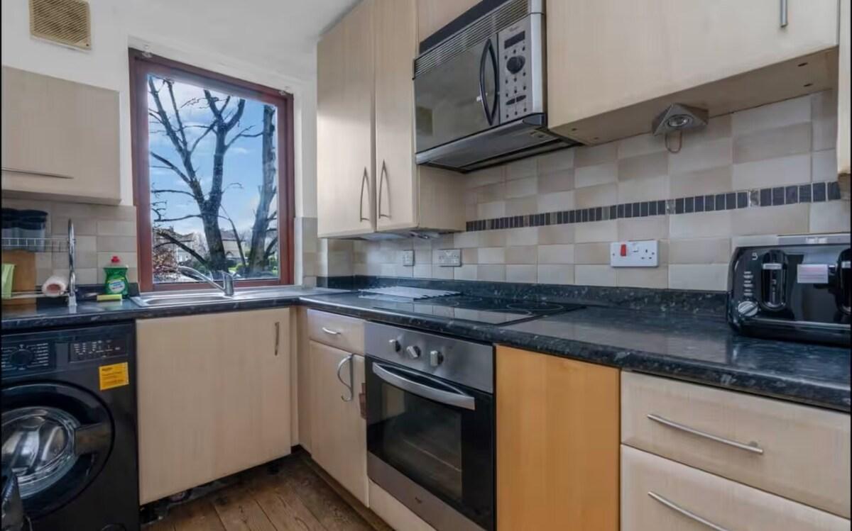 Sleeps 6 | Central | 3 Bedrooms | Free Parking3