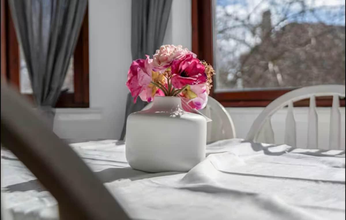 Sleeps 6 | Central | 3 Bedrooms | Free Parking4