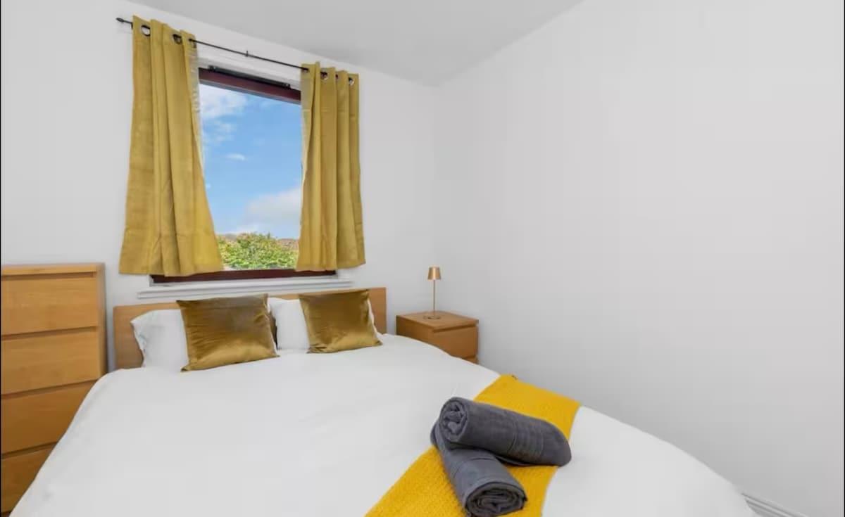 Sleeps 6 | Central | 3 Bedrooms | Free Parking5